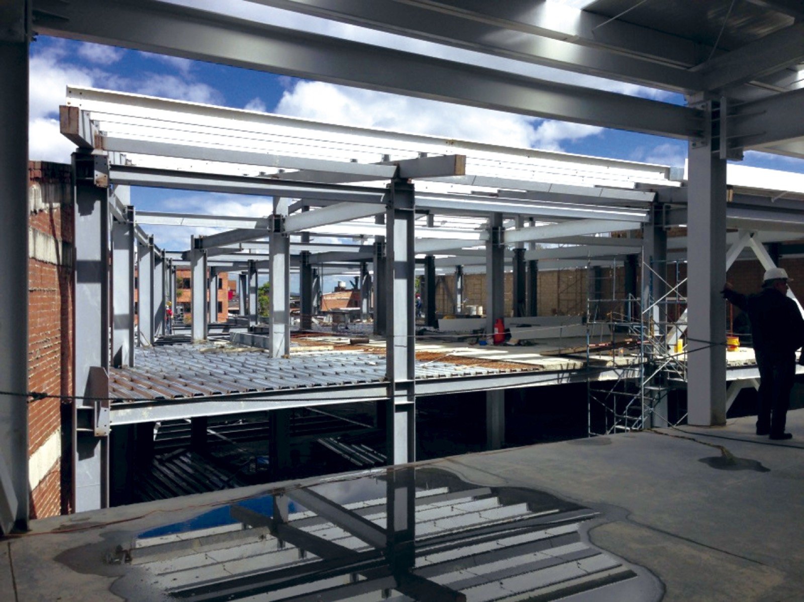 Estructura metálica de edificio con vigas y placas en construcción